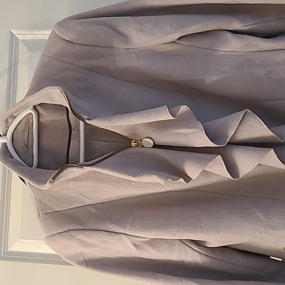 Elegant Cream Ruffle Jacket - Picture 4 of 5